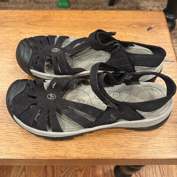 Keen ladies 9.5 sandals - Picture 3 of 9